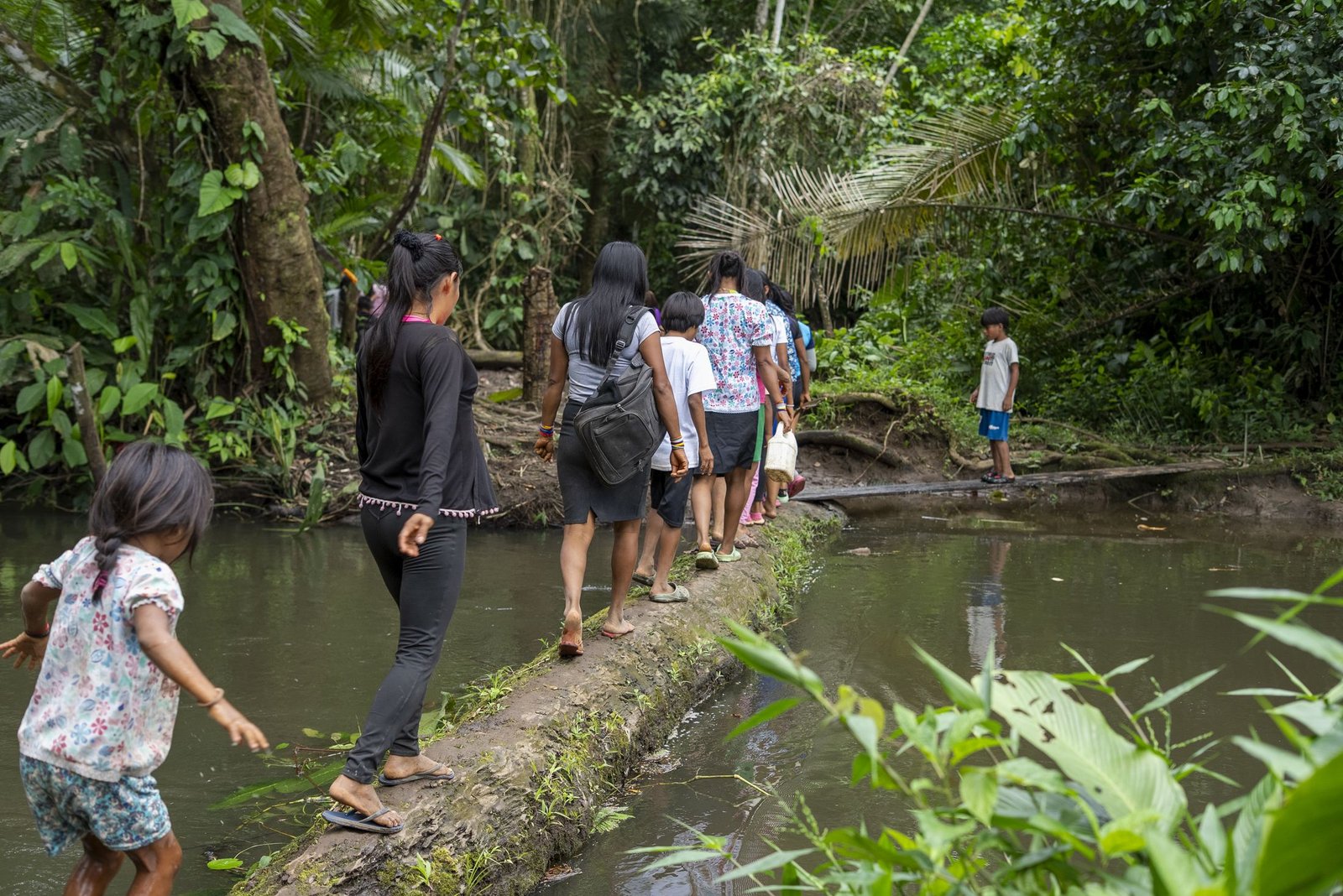 Mujeres cruzando el río