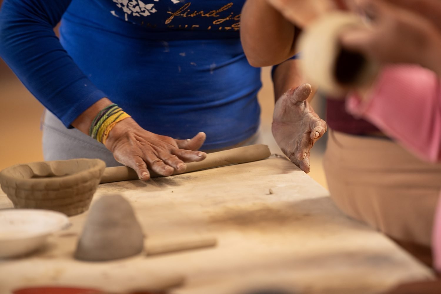 Manos de artesana Achuar trabajando la arcilla