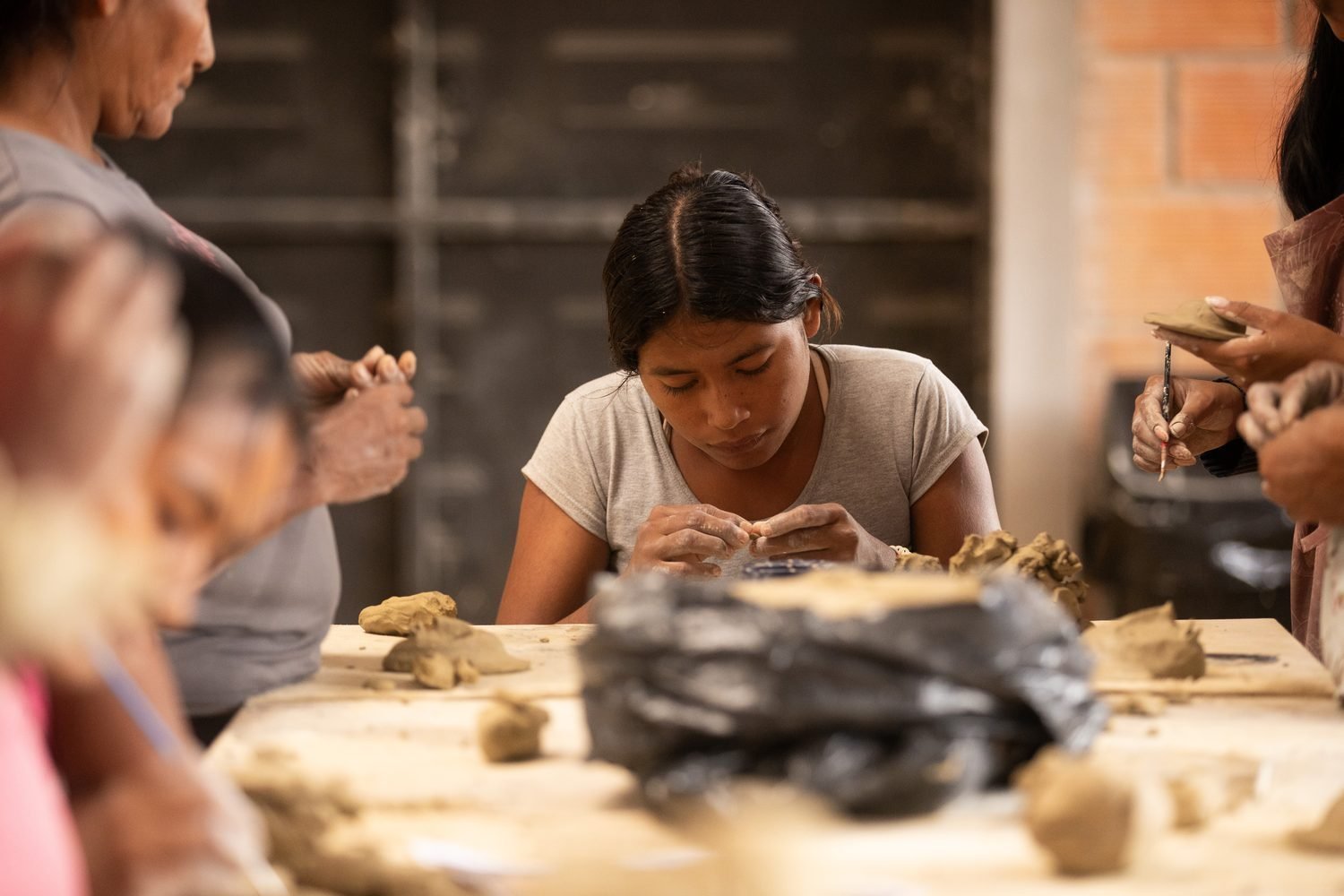 Artesana Achuar decorando cerámica