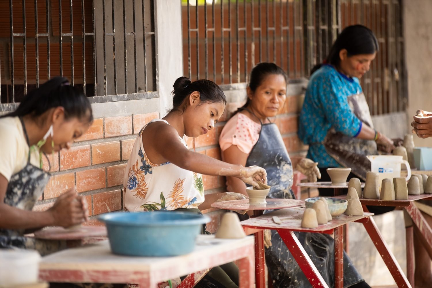 Mujeres Achuar modelando cerámica