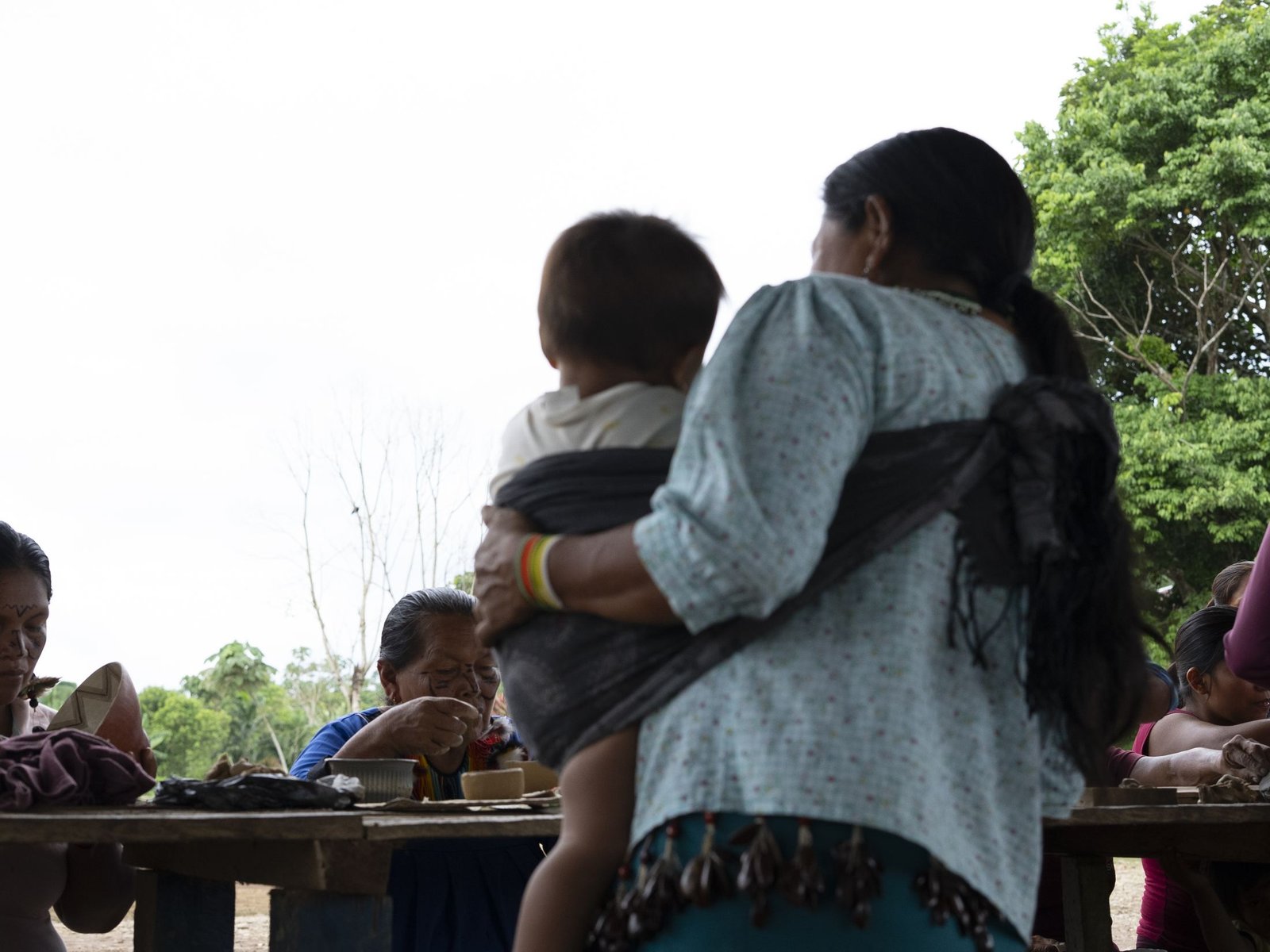 Madre con bebé trabajando