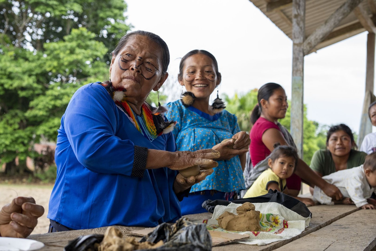 Mujeres trabajando juntas