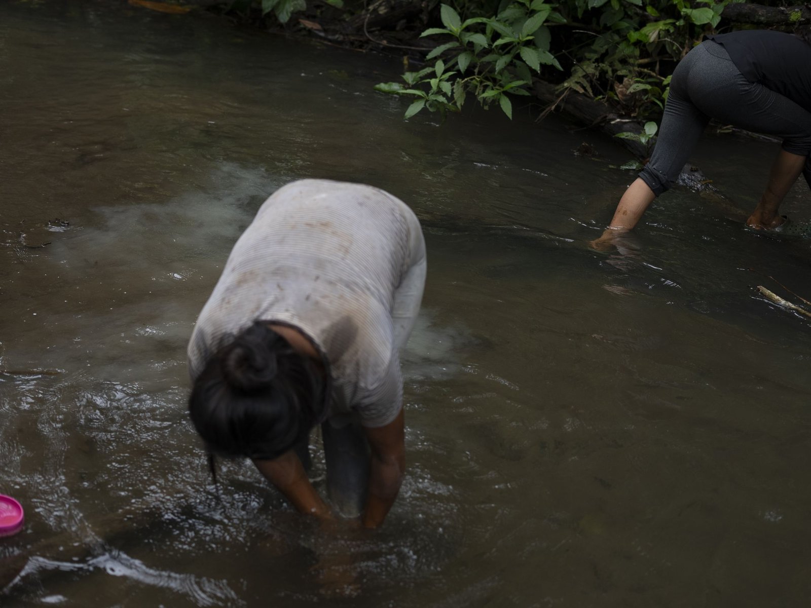 Extrayendo arcilla del río
