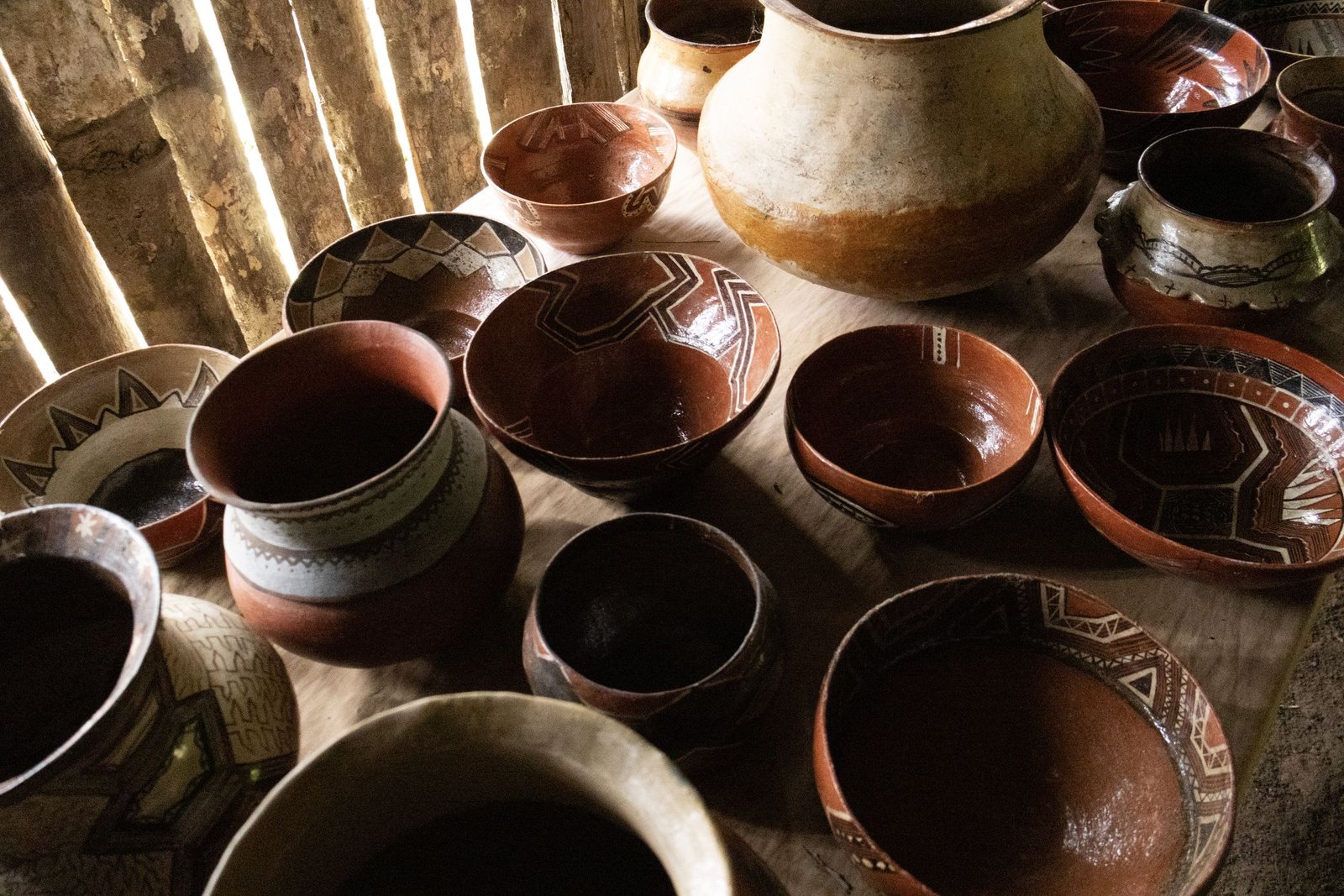 Colección de cerámicas Achuar pintadas con diseños ancestrales en Wichim