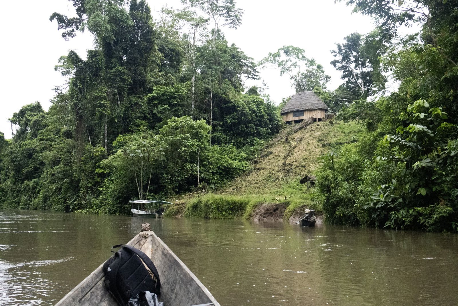 Llegando a Wichim en canoa por el río amazónico