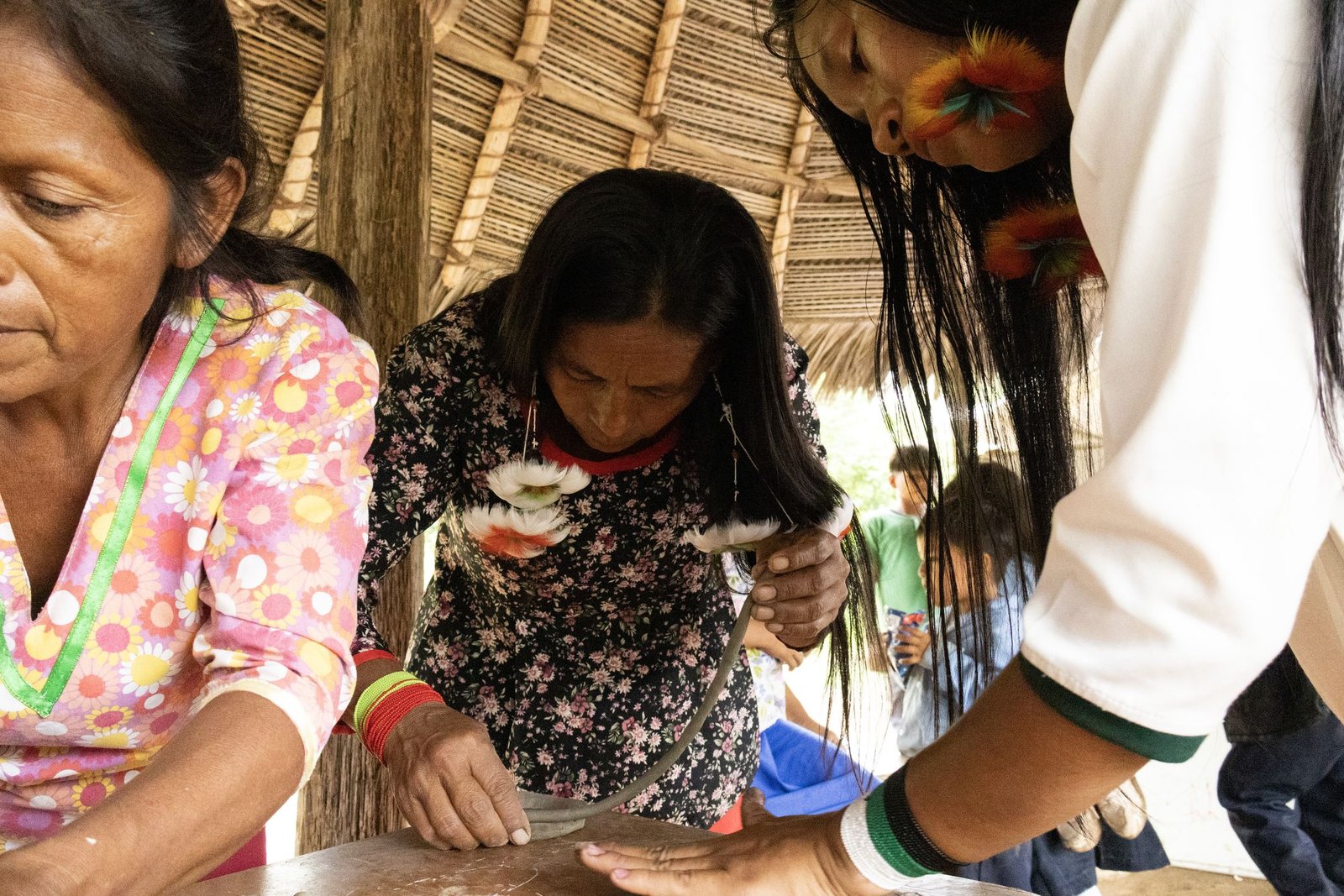 Artesanas de Wichim trabajando la arcilla bajo techo de paja